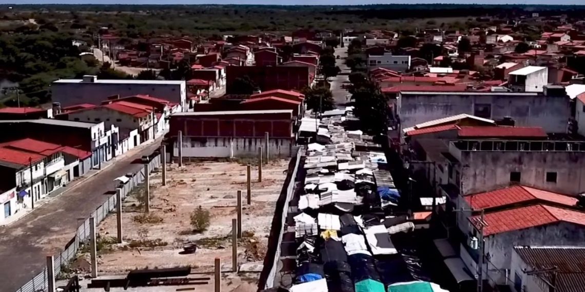 Riachão do Jacuípe – Comerciantes da feira livre relatam prejuízos e questionam a Prefeitura sobre obra do centro de abastecimento praticamente parada