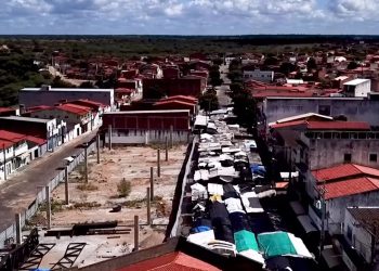 Riachão do Jacuípe – Comerciantes da feira livre relatam prejuízos e questionam a Prefeitura sobre obra do centro de abastecimento praticamente parada