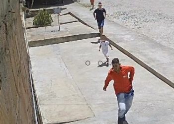 Vídeo – Jovem é morto a facada quando foi buscar filho pra levar pra escola. Companheiro da ex-mulher é procurado como autor do crime