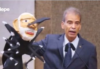Deputado pernambucano leva ao plenário boneco com cara de Lula e corpo de mosquito; “Presidengue”