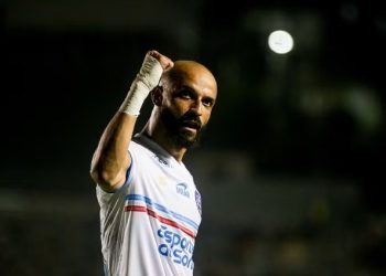 Em jogo contra o Caxias, Thaciano marca o gol de nº 10 mil da história do Bahia