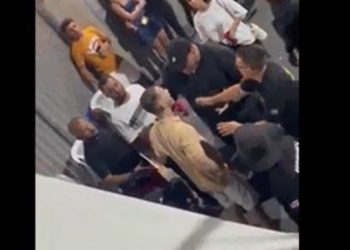 Vídeo – Vereador de Tucano leva violento soco de segurança durante o Sertão Folia