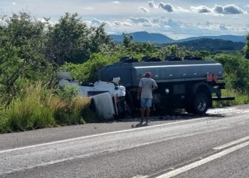 Colisão traseira envolvendo dois caminhões na BR 324 deixa um dos condutores morto