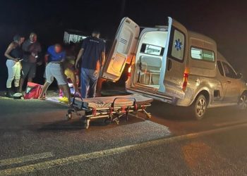 Dois jovens ficam feridos em acidente de moto na BA 791; um deles está na UTI