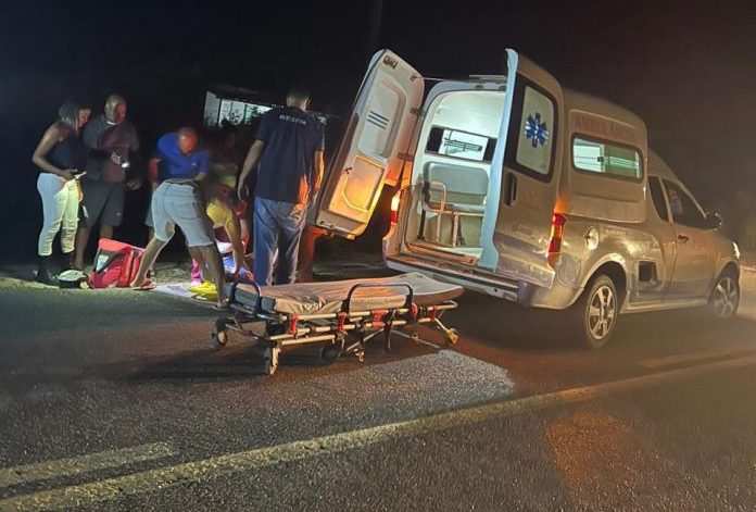 Dois jovens ficam feridos em acidente de moto na BA 791; um deles está na UTI