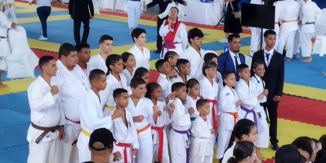 Atletas de Santaluz e Retirolândia brilham em campeonato baiano de Karatê