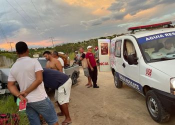 Mulher fica ferida ao colidir carro em poste de rede elétrica