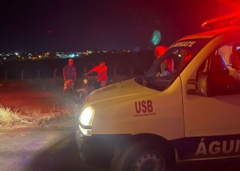Motociclista sofre violenta queda após atingir entulho de obra em avenida