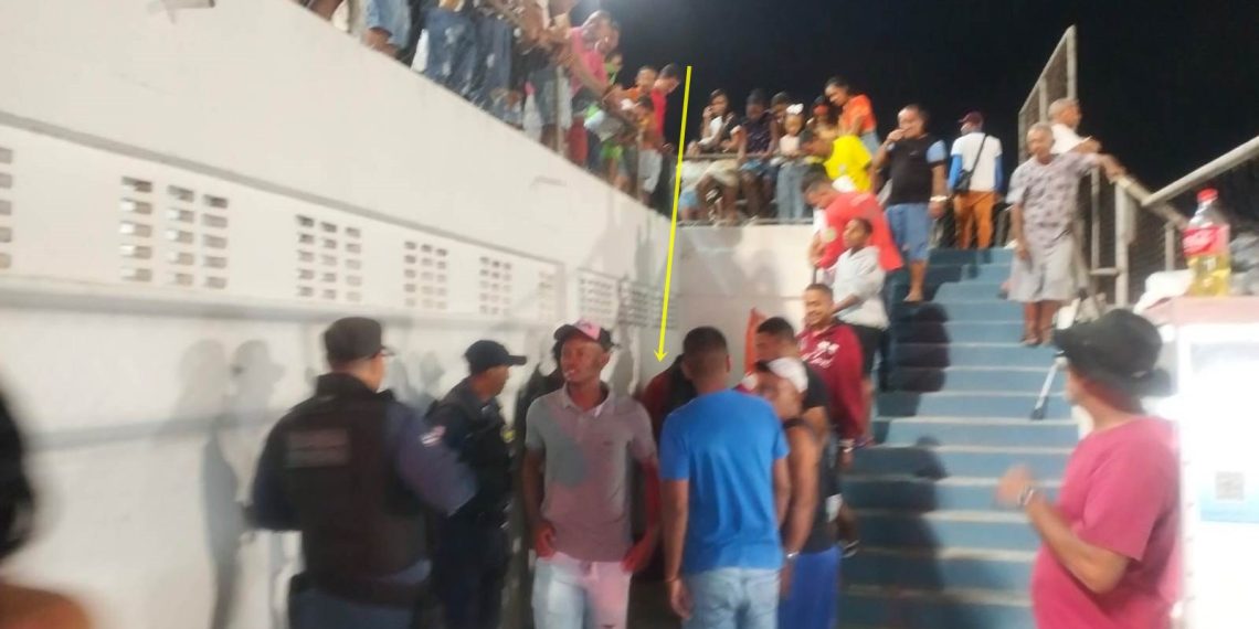 Torcedor é socorrido pelo Águia Resgate após cair da arquibancada do estádio
