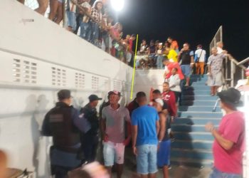 Torcedor é socorrido pelo Águia Resgate após cair da arquibancada do estádio