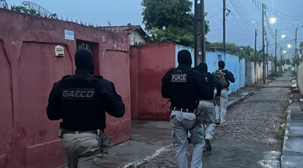 Três policiais são presos investigados por participação em grupo de extermínio