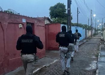 Três policiais são presos investigados por participação em grupo de extermínio