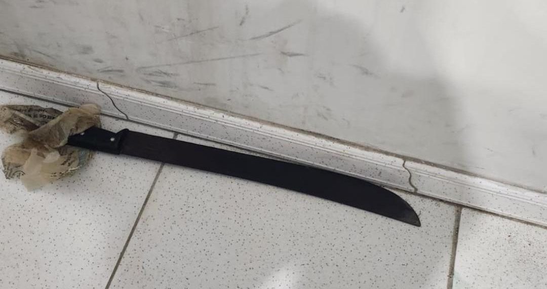 Homem de 60 anos é morto a golpe de facão. Suspeito foi preso em flagrante