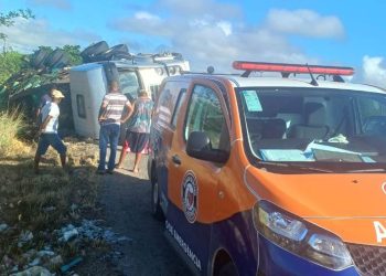 Carreta carregada de frutas tomba na BR 324 e motorista é socorrido pela Brigada Anjos Jacuipenses