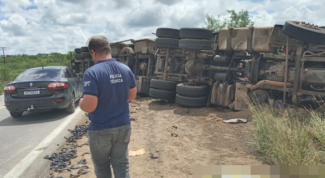 Motorista morre após carreta tombar na BR 116/Norte