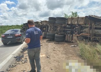 Motorista morre após carreta tombar na BR 116/Norte