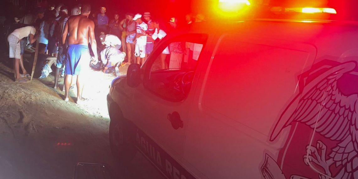 Jovem fica em estado grave após cair de moto e bater cabeça em pedra em estrada da zona rural