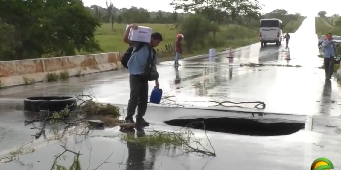 Cratera é aberta em consequência da chuva e ponte que liga Euclides da Cunha a Monte Santo é interditada