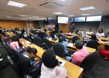 Aprovação em massa: em audiência pública, alunos e professores dizem que portaria prejudica aprendizado