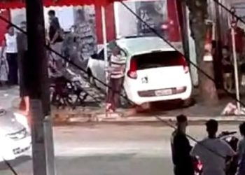 Vídeo – Carro desgovernado invade pizzaria em Eunápolis; família escapou por pouco