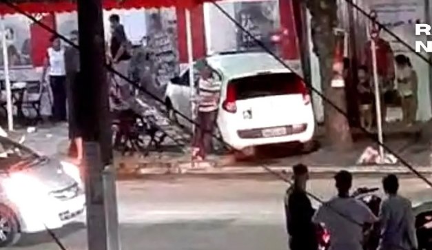 Vídeo – Carro desgovernado invade pizzaria em Eunápolis; família escapou por pouco