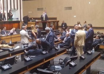 Em meio a protestos da oposição, pedido de novo empréstimo de R$ 400 mi feito pelo Governo é aprovado na AL-BA