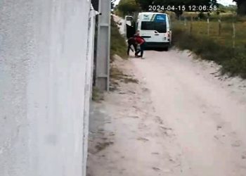 Vídeo mostra momento que van da Prefeitura de Coité atropela criança depois de deixá-lá próxima de casa
