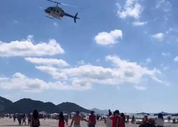 Helicóptero faz chover dinheiro em praia do Sul do Brasil