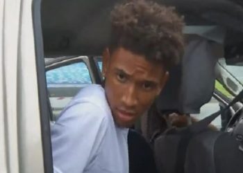 Homem confessa que matou mãe a facadas após ritual e decepou a mão dela para retirar dinheiro em agência bancária