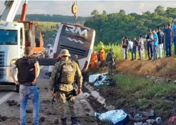 Ônibus de turismo do Rio de Janeiro tomba em rodovia na Bahia e deixa 8 mortos e 24 feridos