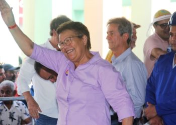 Durante o discurso em ato com o governador em Retirolândia, Fátima Nunes destaca o papel do Legislativo