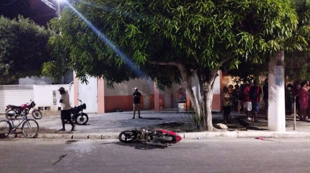 Mulher de 52 anos morre ao colidir moto em poste de rede elétrica