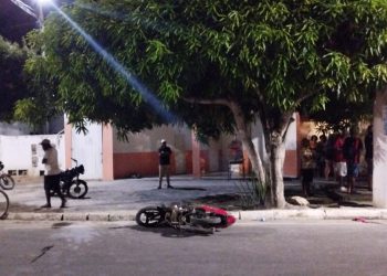 Mulher de 52 anos morre ao colidir moto em poste de rede elétrica