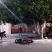 Mulher de 52 anos morre ao colidir moto em poste de rede elétrica