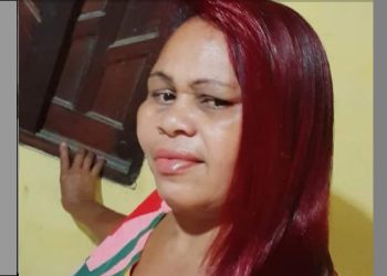 Mulher é morta na porta de casa. Alvo dos tiros seria o filho, mas ela se jogou na frente