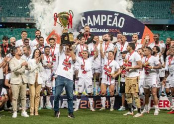 Fábio Mota ergue o segundo troféu de campeão pelo Vitória em menos de 5 meses