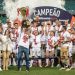 Fábio Mota ergue o segundo troféu de campeão pelo Vitória em menos de 5 meses