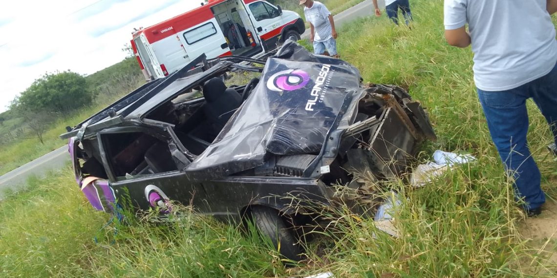 Acidente na BA 120 envolvendo carro de empresa de comunicação visual de Coité deixa dois feridos. O estado de saúde deles é considerado grave