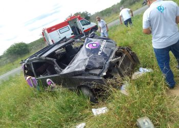 Acidente na BA 120 envolvendo carro de empresa de comunicação visual de Coité deixa dois feridos. O estado de saúde deles é considerado grave
