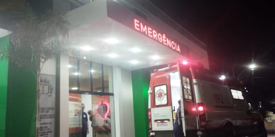 Adolescente fica ferido após bater moto contra poste de rede elétrica