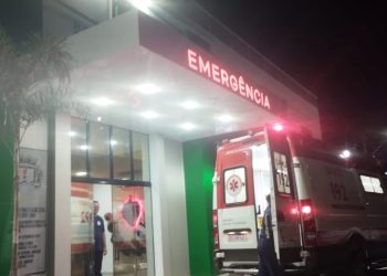 Adolescente fica ferido após bater moto contra poste de rede elétrica