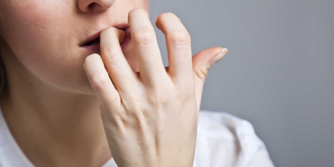 Desvendando os riscos: o que acontece com seus dentes ao roer unhas