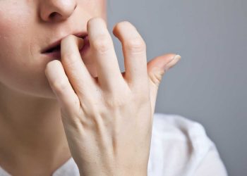 Desvendando os riscos: o que acontece com seus dentes ao roer unhas