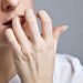 Desvendando os riscos: o que acontece com seus dentes ao roer unhas