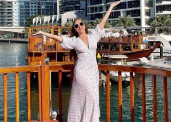 Russa morre ao cair 55 metros enquanto tirava selfie em praia