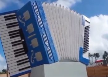 Monumento da maior sanfona do mundo é construído em Senhor do Bonfim