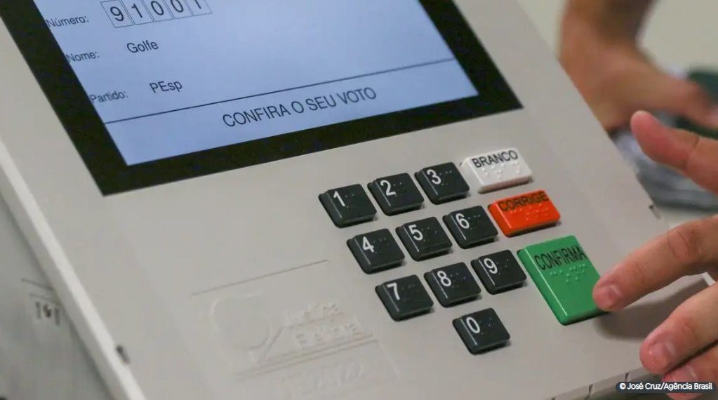 Jovens de 16 a 18 anos podem tirar 1º título de eleitor até 8 de maio