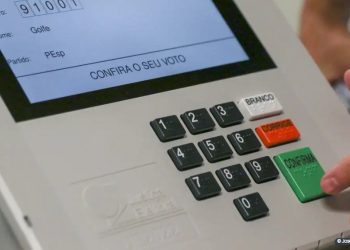 Jovens de 16 a 18 anos podem tirar 1º título de eleitor até 8 de maio