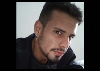 Jovem é assassinado a golpes de faca pelo ex-companheiro da mulher com quem supostamente ele vinha se relacionando