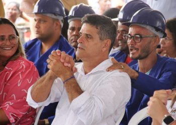 Prefeito de Retirolândia Vonte do Merim se emociona após governador assinar convênio para construção de novo hospital
